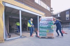 Varer ankommer Sparbutikken på Geilotorget Varer ankommer Sparbutikken på Geilotorget