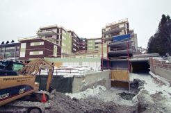 Sett fra innkjøringen til parkeringshus og varelevering Siste byggetrinn utvendig for Geilotorget, Geilo